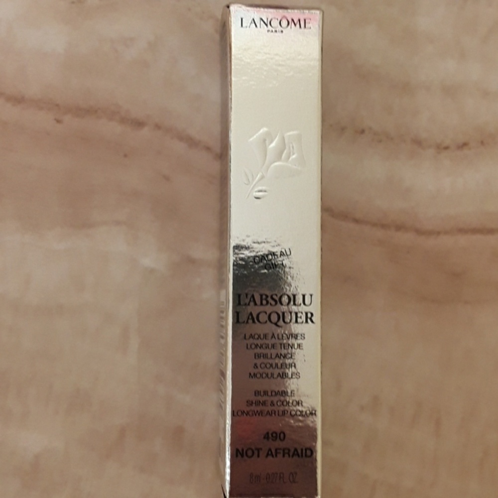Lip lacquer